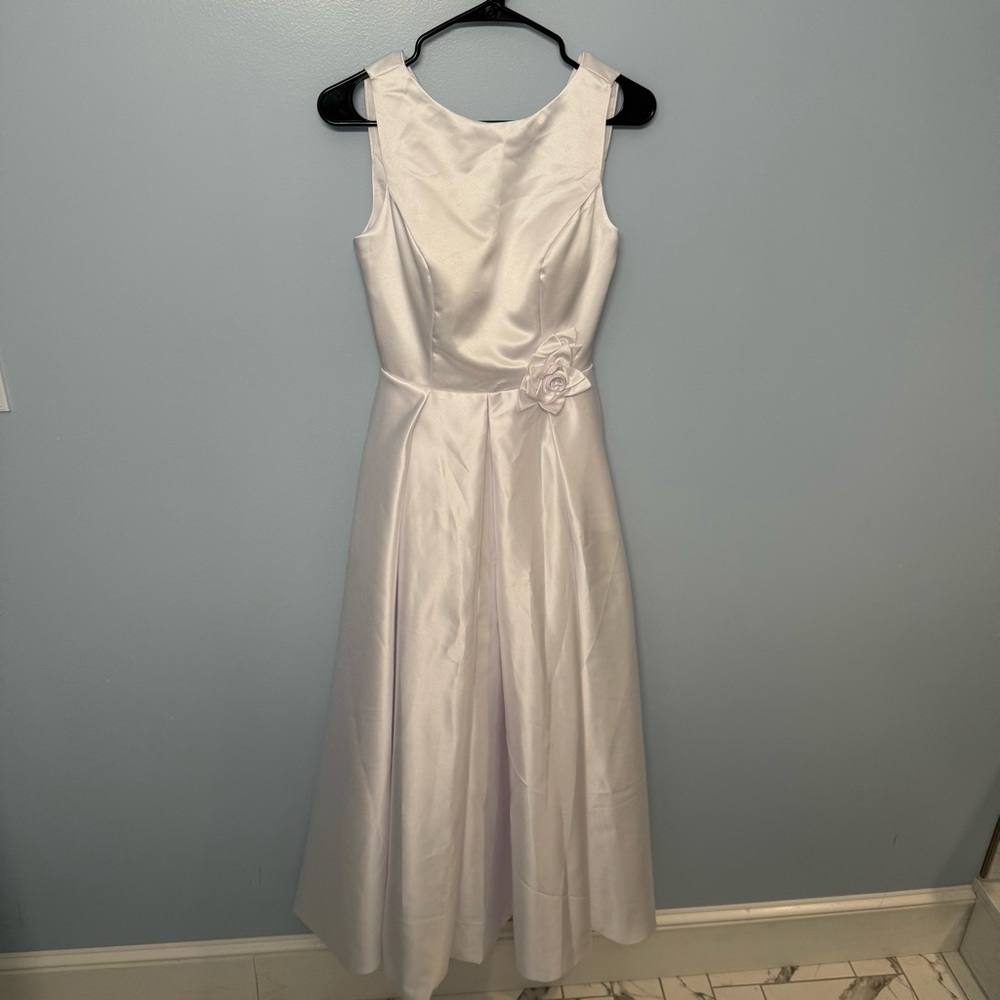 Elegant White Sleeveless Dress
